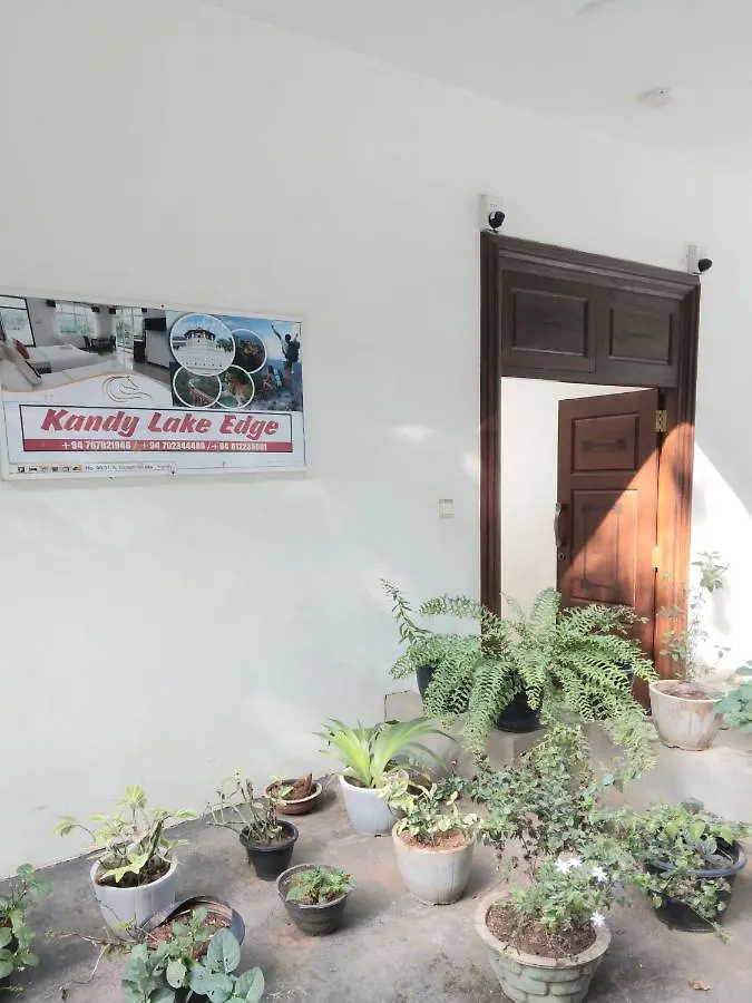 Kandy Lake Edge Villa Lodge