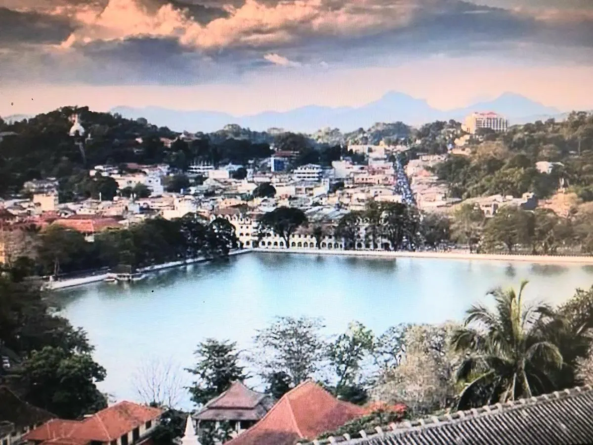 Kandy Lake Edge Villa
