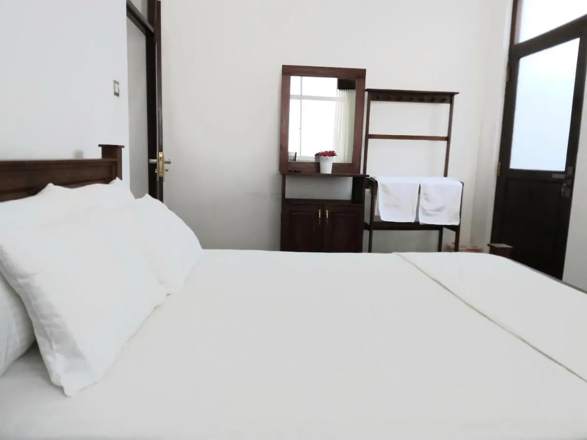 Kandy Lake Edge Villa 0*,